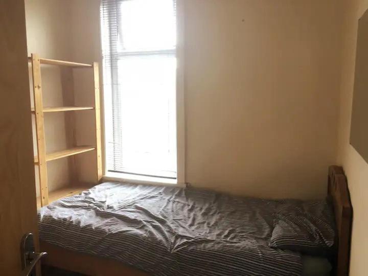 Single Room - Town & University Nearby, 24H Bus, Airport-Linked แมนเชสเตอร์ ภายนอก รูปภาพ